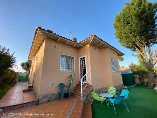 Chalet de esquina en la Urbanización Montejaral - GUADALAJARA