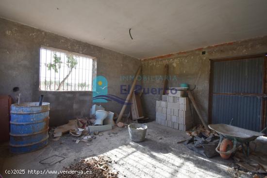 TERRENO de 4.000 m² con agua y un espacioso almacén.  Ref.- 1039 - MURCIA