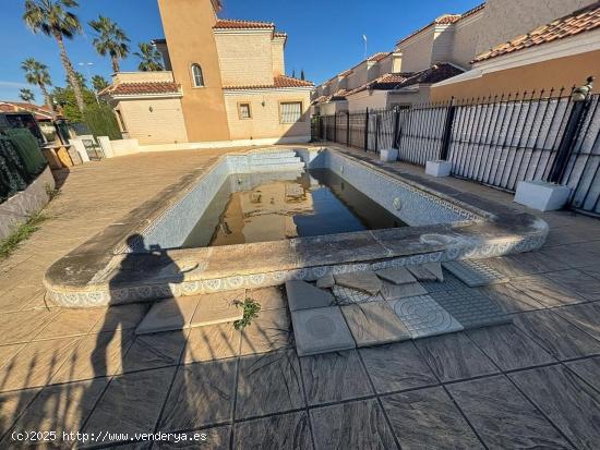 CASA EN RESIDENCIAL LAGOMAR. GUARDAMAR DEL SEGURA - ALICANTE