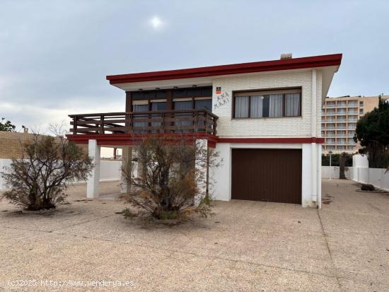 Chalet en el kilómetro 2 de la zona de Entremares, a 200 metros de la playa - MURCIA