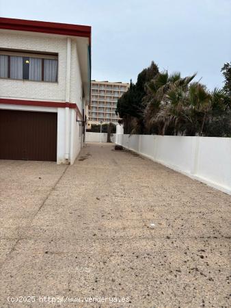 Chalet en el kilómetro 2 de la zona de Entremares, a 200 metros de la playa - MURCIA