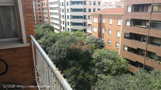 SE VENDE GRAN PISO EN LA AVENIDA ISABEL LA CATOLICA, PARA REFORMAR CON INFINITAS POSIBILIDADES - ALB