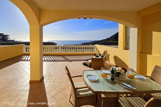 BONITO APARTAMENTO EN LOMA VERDE CON TERRAZA GIGANTE. VISTAS PANORÁMICAS AL MAR. PISCINA CLIMATIZAD