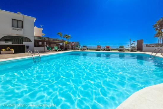 APARTAMENTO REFORMADO EN CORONA ROSA CON TERRAZA ORIENTADA AL SUR Y VISTA DIRECTA AL MAR. PISCINA. -