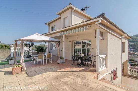 CASA FAMILIAR CON PISCINA EN VENTA.CANYELLES PUEBLO. - BARCELONA