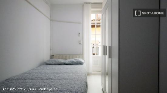 Habitación compartida de 135m2 orientada al interior en la zona de Sol - SNJ121 - MADRID