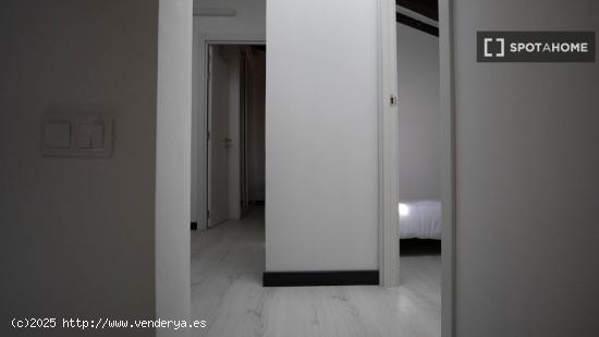 Habitación compartida de 135m2 orientada al interior en la zona de Sol - SNJ121 - MADRID