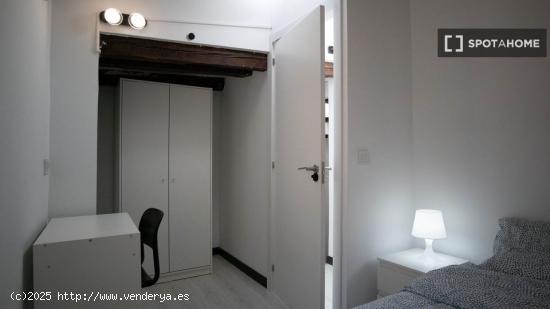 Habitación compartida de 135m2 con orientación interior en la zona de Sol - SNJ125 - MADRID