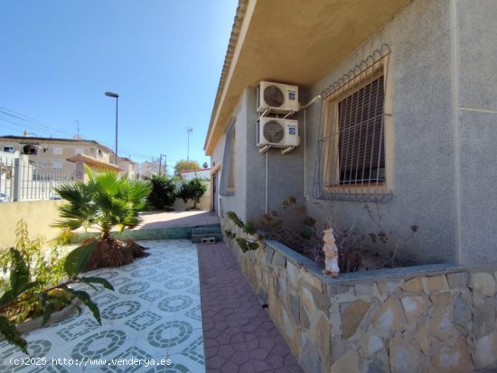 Villa en venta en Torrevieja (Alicante)