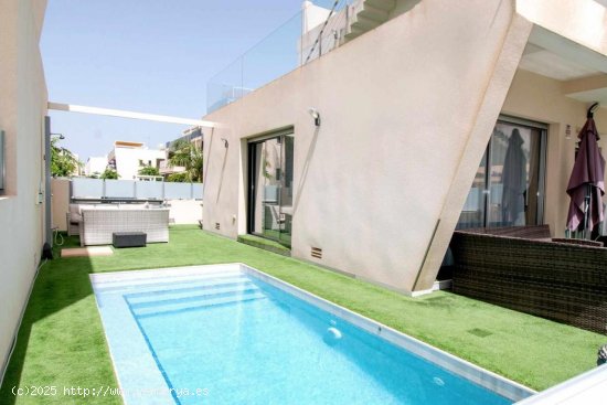 Villa en venta en Pilar de la Horadada (Alicante)