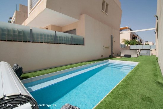 Villa en venta en Pilar de la Horadada (Alicante)