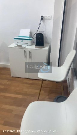 SE ALQUILA OFICINA EN C/ GAONA DE 20 METROS POR 375€