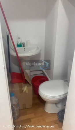 SE ALQUILA OFICINA EN C/ GAONA DE 20 METROS POR 375€