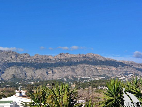 Casa adosada con amplio jardín privado en Altea.