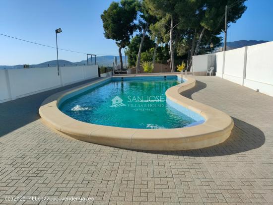 INMOBILIARIA SAN JOSE VENDE CHALET AMUEBLADO Y PISCINA EN BUEN ESTADO EN ASPE - ALICANTE