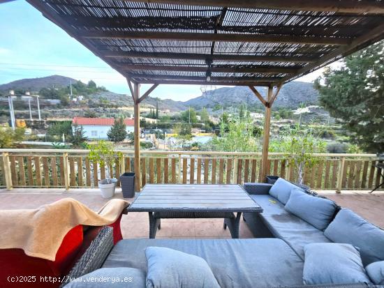 Casa con tres dormitorios y garaje con encanto en Aguaderas - MURCIA