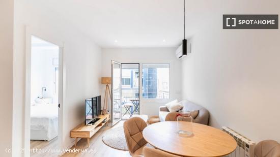 Hermoso apartamento con balcón exterior a pasos del metro Joanic - BARCELONA