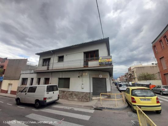 CASA DE ESQUINERA 23 x 18 METROS DE FACHADA EN TORRE ROMEO BAJO - BARCELONA