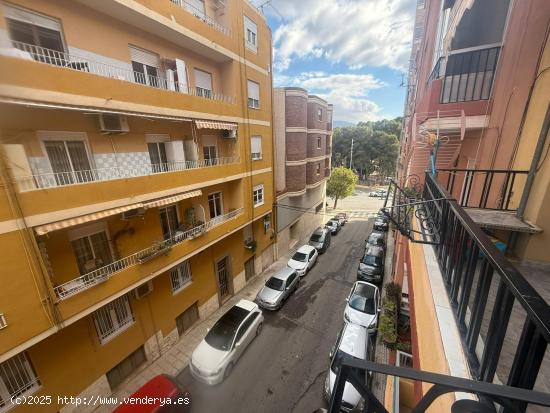 SE VENDE PISO EN MUY BUENA ZONA  PEGADO AL MERCADO CENTRAL - ALICANTE