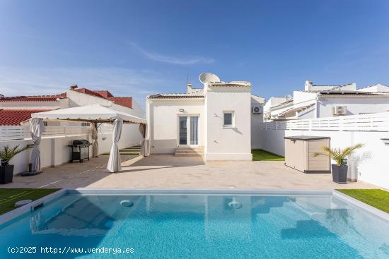 CHALET TOTALMENTE REFORMADO DE 3 DORMITORIOS Y CON PISCINA PRIVADA - ALICANTE