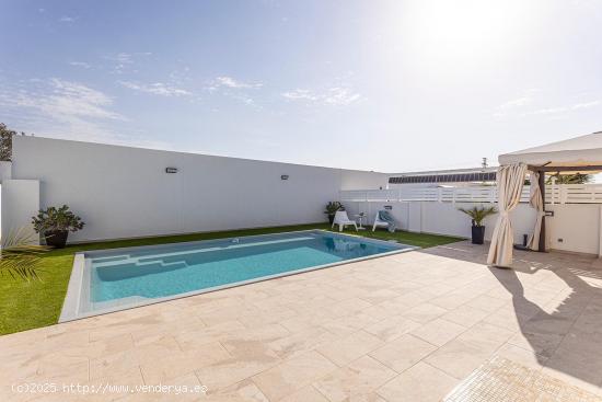 CHALET TOTALMENTE REFORMADO DE 3 DORMITORIOS Y CON PISCINA PRIVADA - ALICANTE