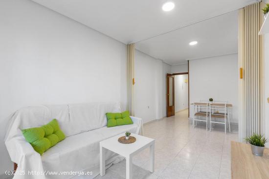 APARTAMENTO DE 1 DORMITORIO EN TORREVIEJA CON PISCINA COMUNITARIA CERCA DE LA PLAYA - ALICANTE