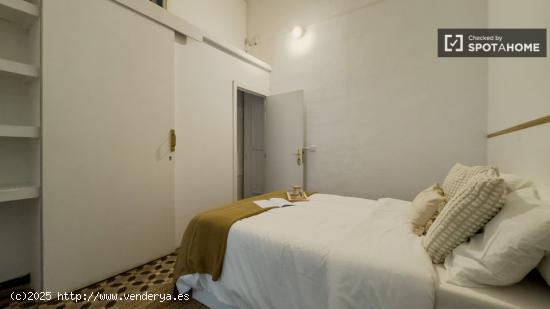 Se alquilan habitaciones en un apartamento de 5 dormitorios en Ciutat Vella - BARCELONA