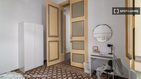 Se alquilan habitaciones en un apartamento de 6 dormitorios en Ciutat Vella - BARCELONA