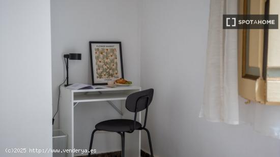 Se alquilan habitaciones en un apartamento de 6 dormitorios en Ciutat Vella - BARCELONA