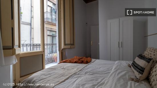 Se alquilan habitaciones en un apartamento de 6 dormitorios en Ciutat Vella - BARCELONA