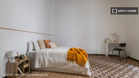 Se alquilan habitaciones en un apartamento de 6 dormitorios en Ciutat Vella - BARCELONA