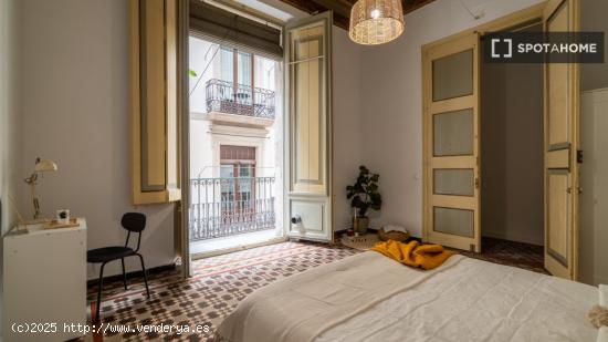 Se alquilan habitaciones en un apartamento de 6 dormitorios en Ciutat Vella - BARCELONA