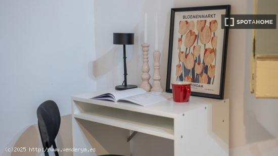 Se alquilan habitaciones en un apartamento de 6 dormitorios en Ciutat Vella - BARCELONA