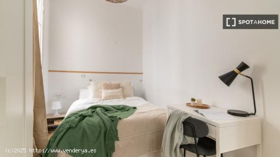 Se alquilan habitaciones en un apartamento de 6 dormitorios en Ciutat Vella - BARCELONA