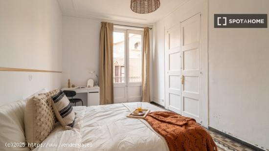 Se alquilan habitaciones en un apartamento de 6 dormitorios en Ciutat Vella - BARCELONA