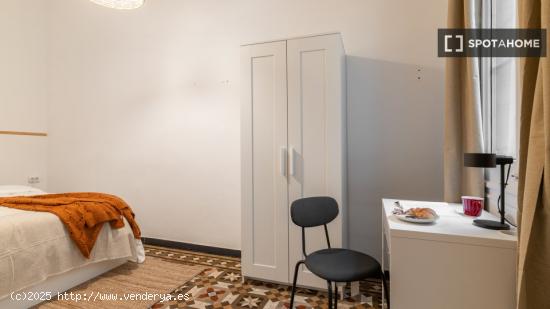 Se alquilan habitaciones en un apartamento de 6 dormitorios en Ciutat Vella - BARCELONA