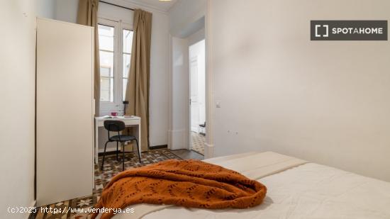 Se alquilan habitaciones en un apartamento de 6 dormitorios en Ciutat Vella - BARCELONA