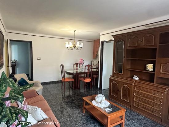 PASSEIG ACÀCIES - PISO CON COMEDOR DE 25m2 Y ASCENSOR - BARCELONA