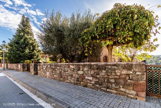 ESPECTACULAR CASA AMB TERRENY I VISTES AL CENTRE DE SANT LLORENÇ SAVALL - BARCELONA