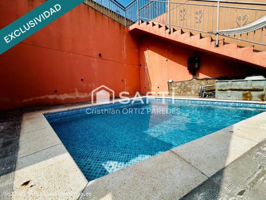 Se vende casa con piscina en urb. Lloret Blau